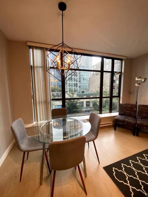 Entire Condo In Heart Of Downtown Vancouver Exteriör bild
