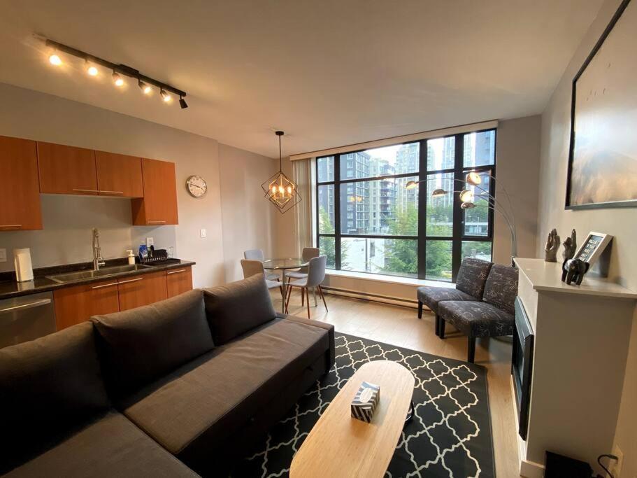 Entire Condo In Heart Of Downtown Vancouver Exteriör bild