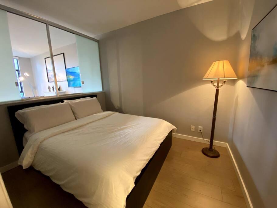 Entire Condo In Heart Of Downtown Vancouver Exteriör bild